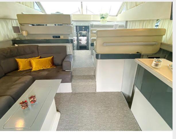 Beautiful And Magnific Yacht Hotel ลิสบอน ภายนอก รูปภาพ