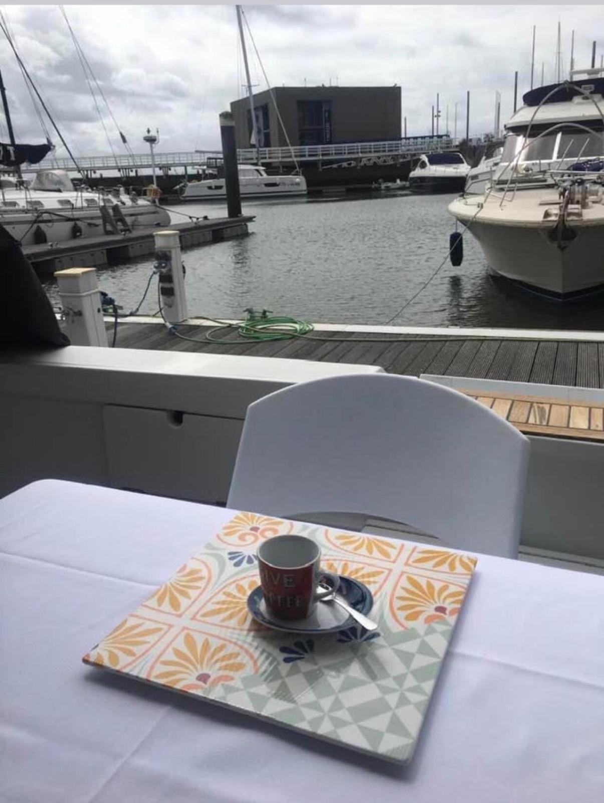 Beautiful And Magnific Yacht Hotel ลิสบอน ภายนอก รูปภาพ