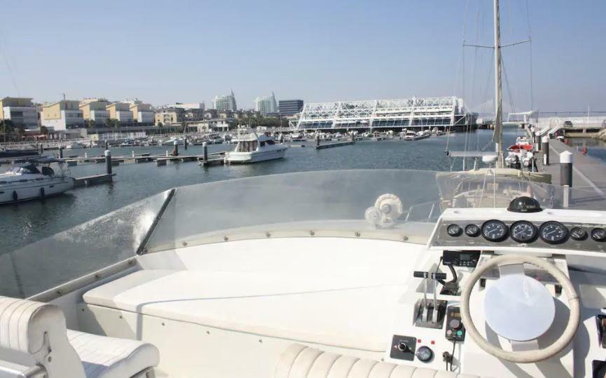 Beautiful And Magnific Yacht Hotel ลิสบอน ภายนอก รูปภาพ